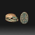 Oud-Egyptisch Glazen steatiet Scarab met Nesut-Bity en, Verzamelen, Mineralen en Fossielen