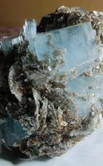aquamarijn Kristal op matrix - Hoogte: 113 mm - Breedte: 145