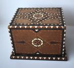 Decoratief ornament - Prachtige oude rookwarendoos met
