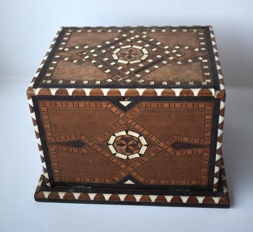 Decoratief ornament - Prachtige oude rookwarendoos met, Antiek en Kunst, Curiosa en Brocante