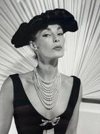 Walde Huth - Lucky bei Dior mit Abendkleid und Perlen, Antiek en Kunst
