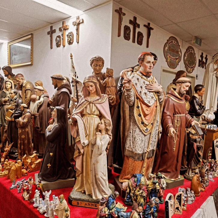 Hier kom je ogen tekort – 800 m² religieuze schatten!, Verzamelen, Religie, Zo goed als nieuw, Christendom | Katholiek