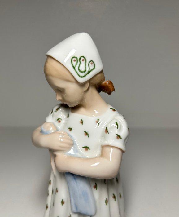 Bing & Grondahl - Beeldje - Girl with Doll Mary Holding Doll, Antiek en Kunst, Antiek | Glas en Kristal