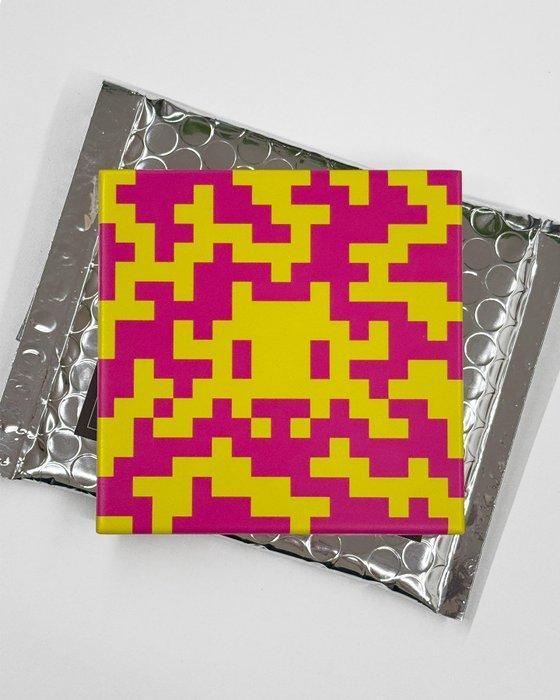 Tegel - Invader - Invader - 2024 - Camo Tile, Roze/Geel, Antiek en Kunst, Kunst | Designobjecten