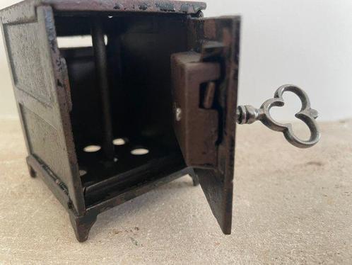 Brandkast - kluis - Gietijzer - Antiek spaarpot kluis, Antiek en Kunst, Curiosa en Brocante
