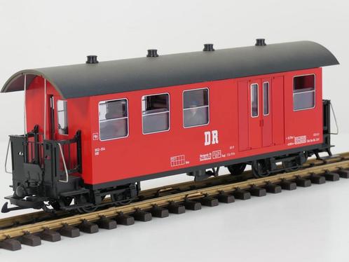 LGB 31710 DR/HSB personenwagon 902-304 KBD, 4 figuren, In..., Hobby en Vrije tijd, Modeltreinen | Overige schalen, Wagon, Gebruikt
