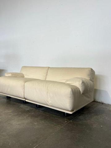 Cassina - Vico Magistretti - Sofa (2) - Textiel beschikbaar voor biedingen