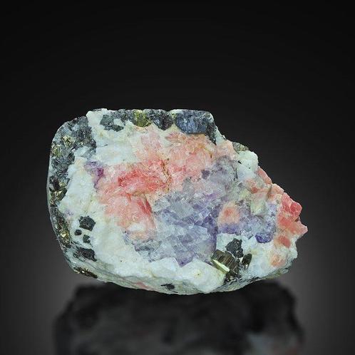 Prachtig RHODOCHROSIET met FLUORIET & PYRIET exemplaar uit, Verzamelen, Mineralen en Fossielen