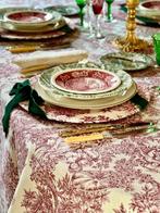 Deken van toile de Jouy met klassieke scènes, rood op wit. -