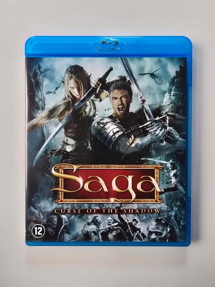 SAGA CURSE OF THE SHADOW (BLURAY), Cd's en Dvd's, Blu-ray, Gebruikt, Verzenden