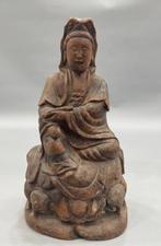 Oud Chinees houten standbeeld van een godheid op een leeuw