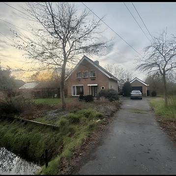 Mooie kamer in antikraak huis met gemeenschappelijke ruimtes beschikbaar voor biedingen