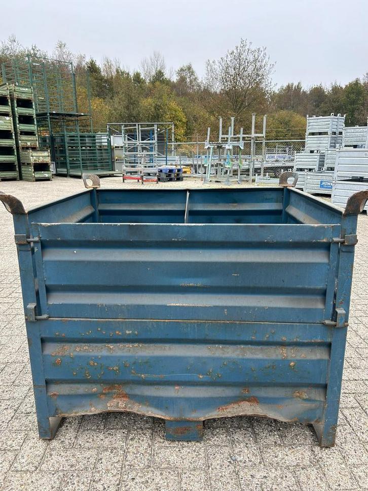 Stapelbak met klep, Stapelbaar, Stalen bak, Stapelbakken,, Doe-het-zelf en Verbouw, Kratten en Dozen, 100 cm of meer, Gebruikt