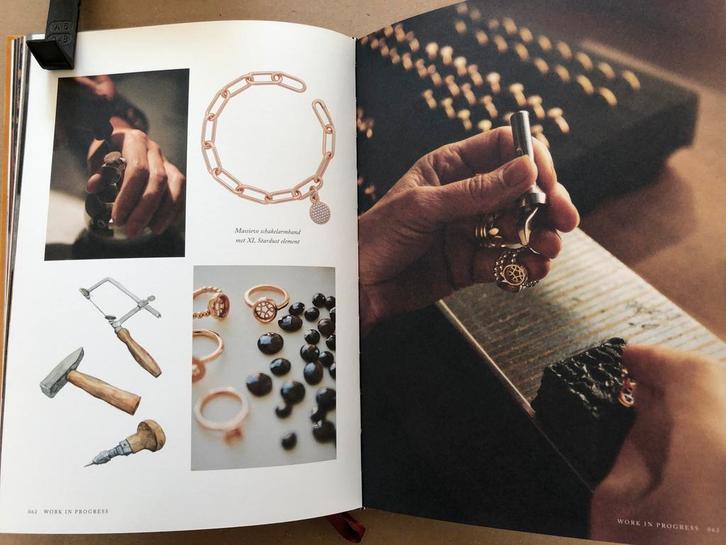 Bron - Fine Dutch Jewelry - Exclusieve Juweel-Ontwerpen, Antiek en Kunst, Antiek | Goud en Zilver, Goud, Ophalen of Verzenden