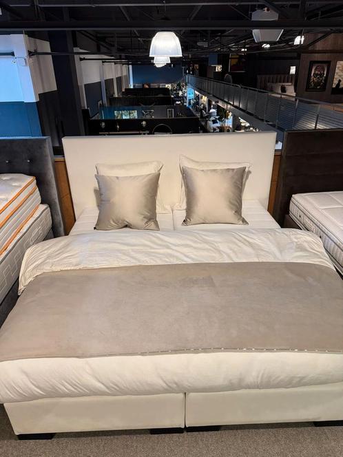Boxspring August – Wit Leer – 180x200 cm, Huis en Inrichting, Slaapkamer | Bedden, 180 cm, 200 cm, Wit, Tweepersoons, Nieuw, Overige materialen
