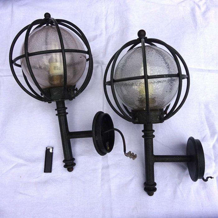 Wandlamp (2) - kooilamp - Blasenglas, IJzer - Buitenlamp,, Antiek en Kunst, Curiosa en Brocante