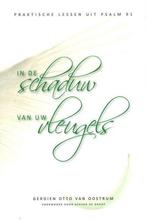 In de schaduw van Uw vleugels 9789082642308 Oostrum, Verzenden, Gelezen, Oostrum