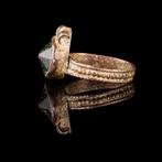 Byzantijns Bronzen ring met groene edelsteen (Zonder