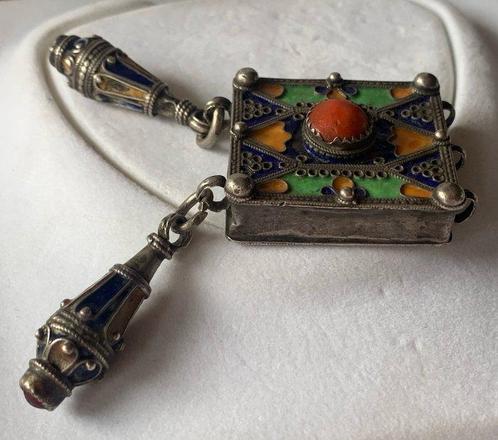 Kabylisch hirz - Zilver, koraal, email - Algerije - eerste, Antiek en Kunst, Kunst | Niet-Westerse kunst