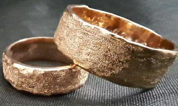 Gouden Trouwringen Goudsmid Antoinette organische Trouw ring beschikbaar voor biedingen