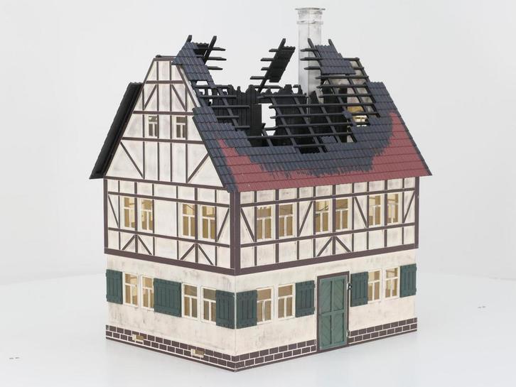 VOLLMER 1280 BRENNENDES HAUS Gebouwd model (Huizen), Hobby en Vrije tijd, Modelbouw | Figuren en Diorama's, Gebruikt, Ophalen of Verzenden