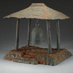 Een tuindecoratie in de vorm van een tempelklok  (bonshô)