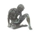 Een beeld van een zittende jongeman, Wim Korink (1937-2024), Antiek en Kunst, Antiek | Koper en Brons