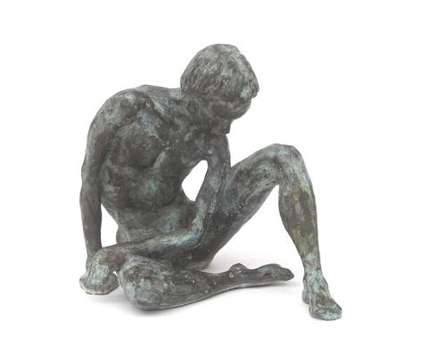 Een beeld van een zittende jongeman, Wim Korink (1937-2024), Antiek en Kunst, Antiek | Koper en Brons