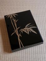 - Doos - Zwarte lakdoos versierd met gouden bamboe -