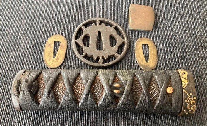 Tsuka met menuki en tsuba - IJzer (gegoten/gesmeed) - Japan, Antiek en Kunst, Antiek | Overige Antiek