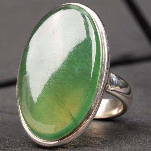 Zilveren ring met natuurlijk jadein cabochon - Hoogte: 38.5, Verzamelen, Mineralen en Fossielen