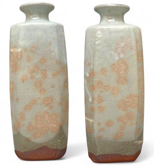 Elegante Hagi-potten bloemenvaas door Yu Okada - Aangewezen, Antiek en Kunst, Antiek | Overige Antiek