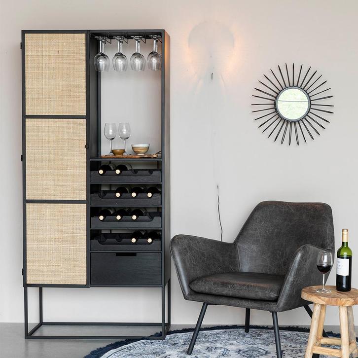 *WOONWINKEL* Hoge Wijnkast Zwart Met Rotan, Huis en Inrichting, Woonaccessoires | Wijnrekken, Nieuw, Verzenden