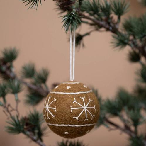 Kerstbal Vilt - Gingerbread Large - Geborduurde Lijnen en Sn, Diversen, Kerst, Nieuw, Ophalen of Verzenden