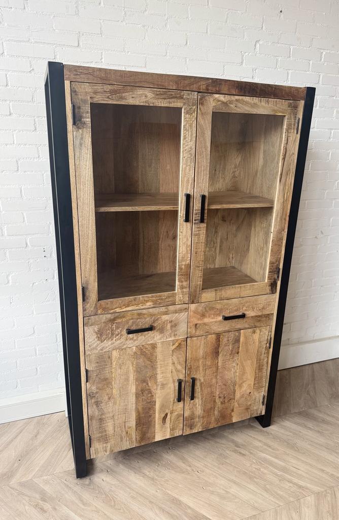 Nieuwe vitrinekast Britt mangohout metaal zwart ACTIE 499 eu, Huis en Inrichting, Kasten | Vitrinekasten, 25 tot 50 cm, Met lade(s)