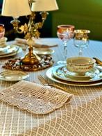 Elegante tafelrok met een subtiel patroon en zachte kleuren