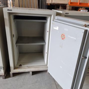 Zware Lips brandkast - 127x63x76 cm beschikbaar voor biedingen