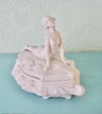 Beeldje - deksel-doos - Biscuit porselein, Antiek en Kunst