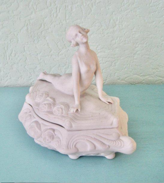 Beeldje - deksel-doos - Biscuit porselein, Antiek en Kunst, Kunst | Designobjecten