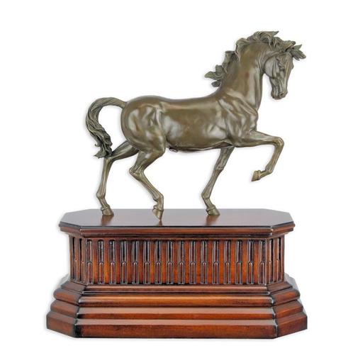 A BRONZE SCULPTURE OF TROTTING HORSE MOUNTED ON WOODEN BASE, Antiek en Kunst, Kunst | Beelden en Houtsnijwerken, Verzenden