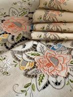 Een tafelkleed en acht linnen servetten met handgeborduurd