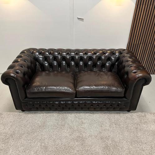 Chesterfield bank, Huis en Inrichting, Banken | Bankstellen, 150 tot 200 cm, 75 tot 100 cm, Rechte bank, Nieuw, Hout, Leer, Tweepersoons