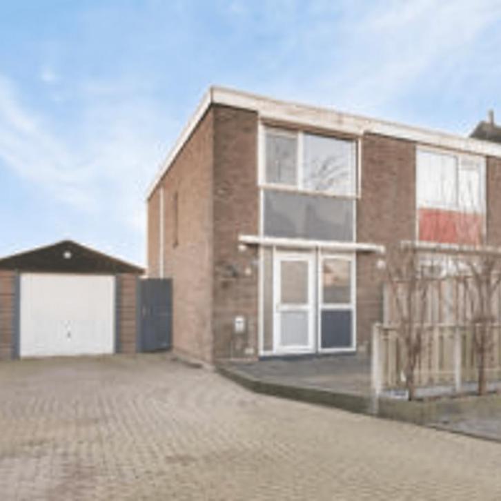Hoekwoning met tuin en garage, gemeubileerd en gestoffeerd, Huizen en Kamers, Huizen te koop