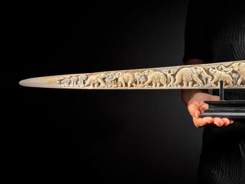 Geen minimale prijs - Een groot gesneden zwaardvis tand met, Antiek en Kunst, Kunst | Designobjecten