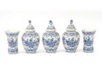 Een aardewerk kaststel, De Porcelyne Fles, Delft, 20e eeuw, Antiek en Kunst