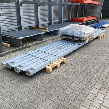 Aanbieding: Voordeelpartij gebruikte zware draagarmstelling beschikbaar voor biedingen