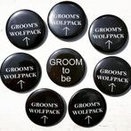 Set met 7 Buttons Grooms Wolfpack en 1x Groom to Be zwart, Hobby en Vrije tijd, Feestartikelen, Nieuw, Versiering, Geboorte of Huwelijk