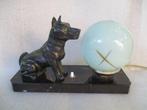 Lamp - Art-deco. Hondenbeeldje, metaal, glazen bol 1935, Antiek en Kunst