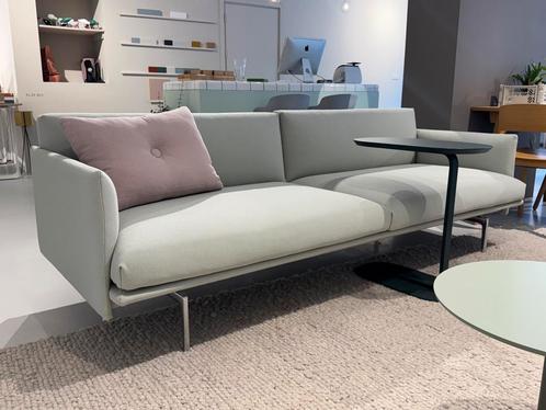 Muuto Outline 3 zitsbank Steelcut 935 pistache -46%showmodel, Huis en Inrichting, Banken | Bankstellen, 200 tot 250 cm, 75 tot 100 cm