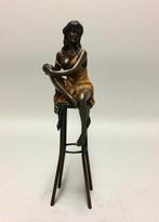 sculptuur, Sexy vrouw op barkruk - 29 cm - Brons, Antiek en Kunst